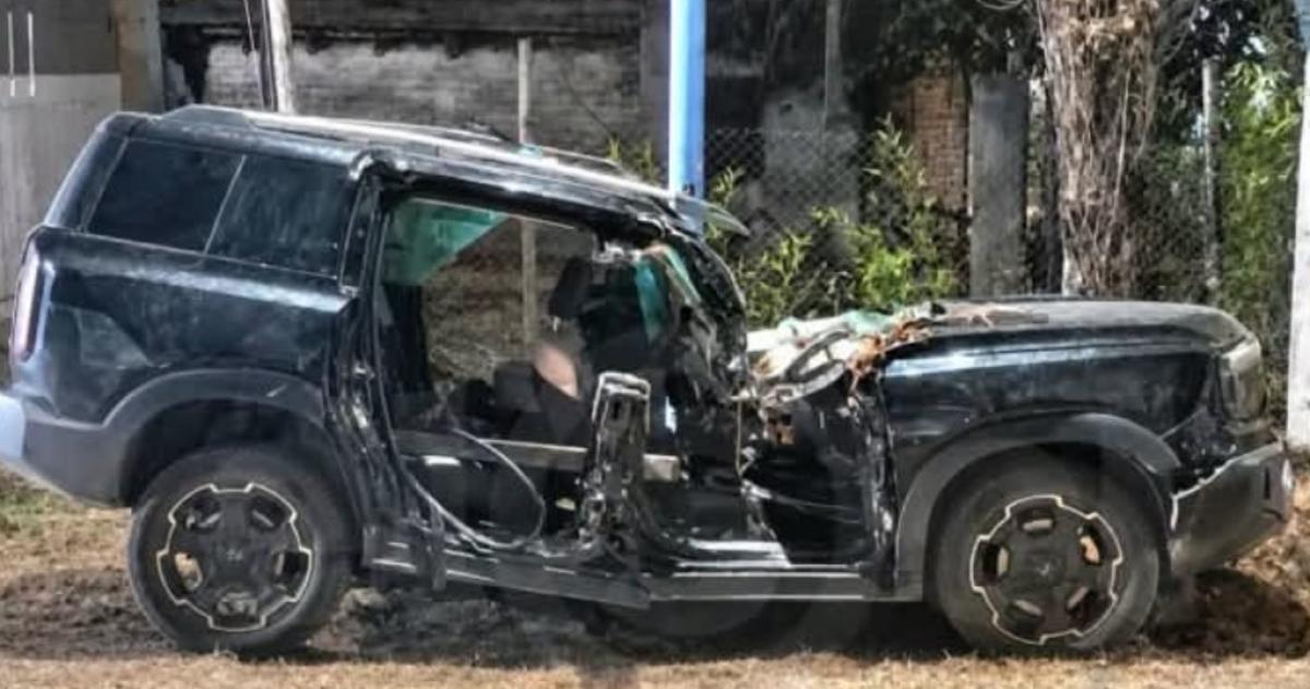 La camioneta quedó destrozada