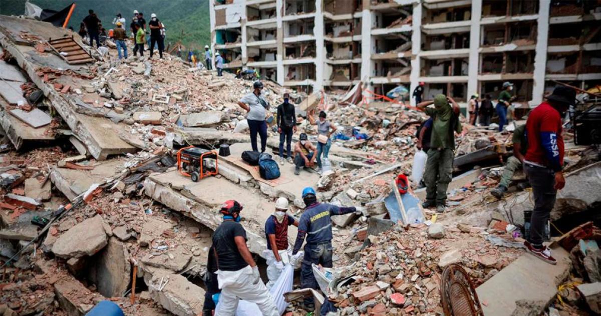 Equipos de rescate contin�an trabajando entre los escombros en La Guaira el estado m�s afectado por los terremotos que dejaron m�s de 6100 muertos en Venezuela