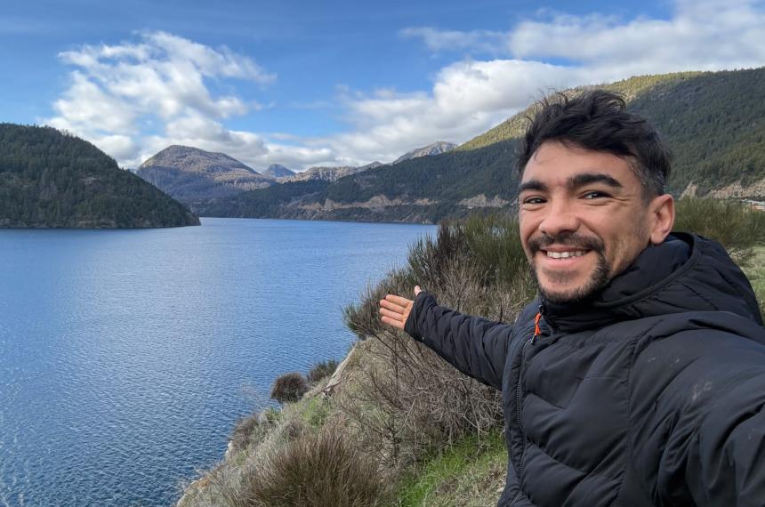 Primero contempla el paisaje y recién después saca el teléfono