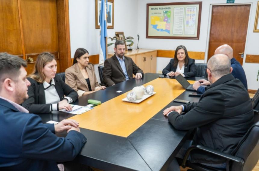 Autoridades provinciales en el encuentro con empresarios