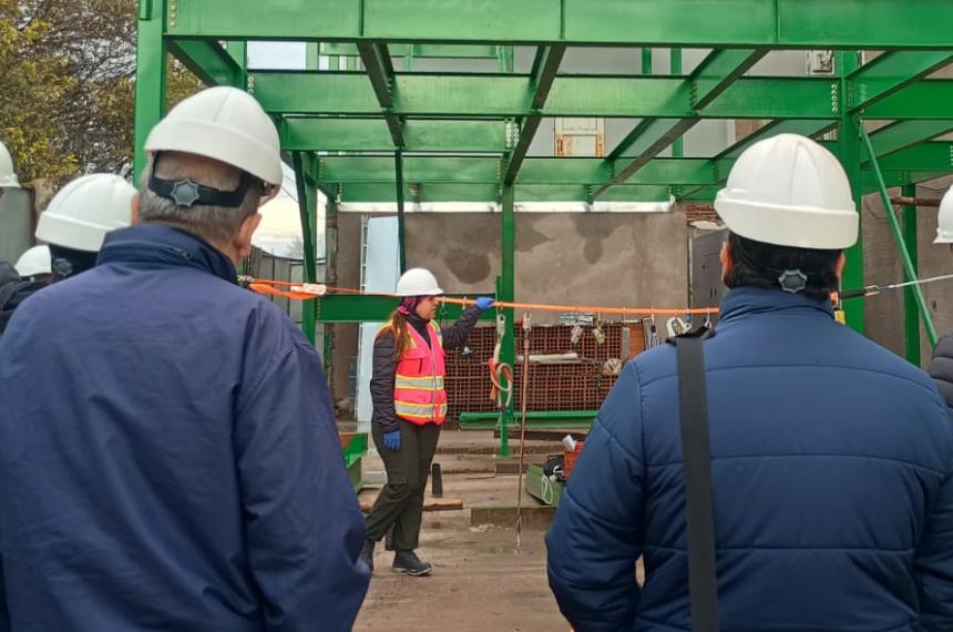Capacitan a inspectores en seguridad para el montaje de estructuras metaacutelicas