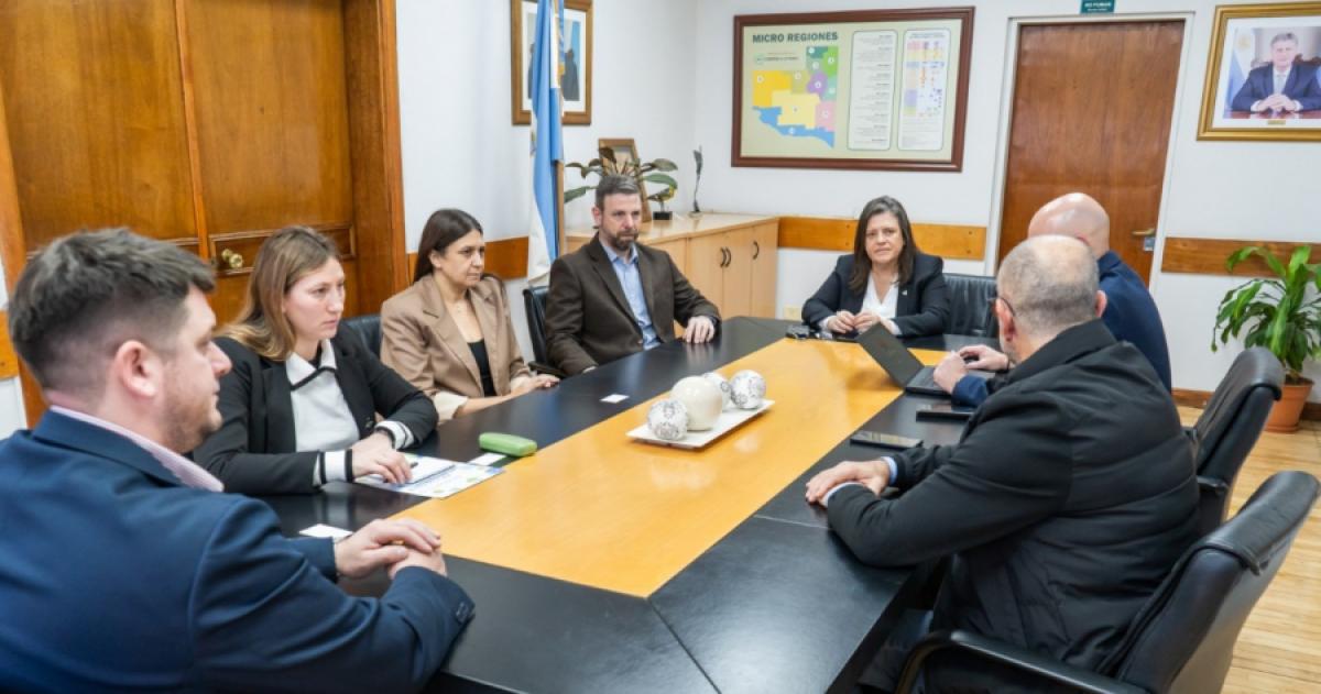 Autoridades provinciales en el encuentro con empresarios