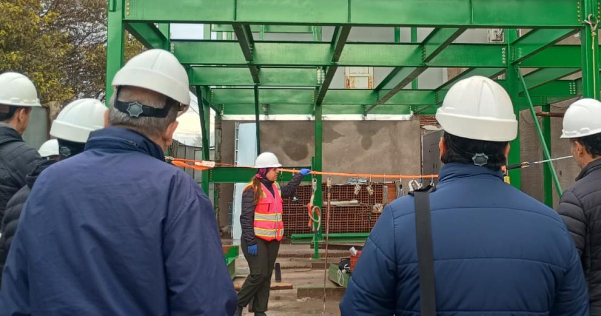 Capacitan a inspectores en seguridad para el montaje de estructuras metaacutelicas