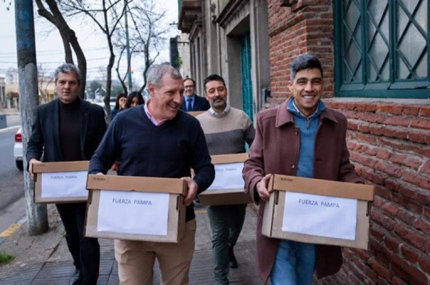La semana pasada los representantes de Fuerza Pampa entregaron fichas de afiliación en el Tribunal Electoral