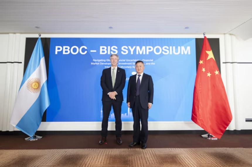 Santiago Bausili junto a Pan Gongsheng