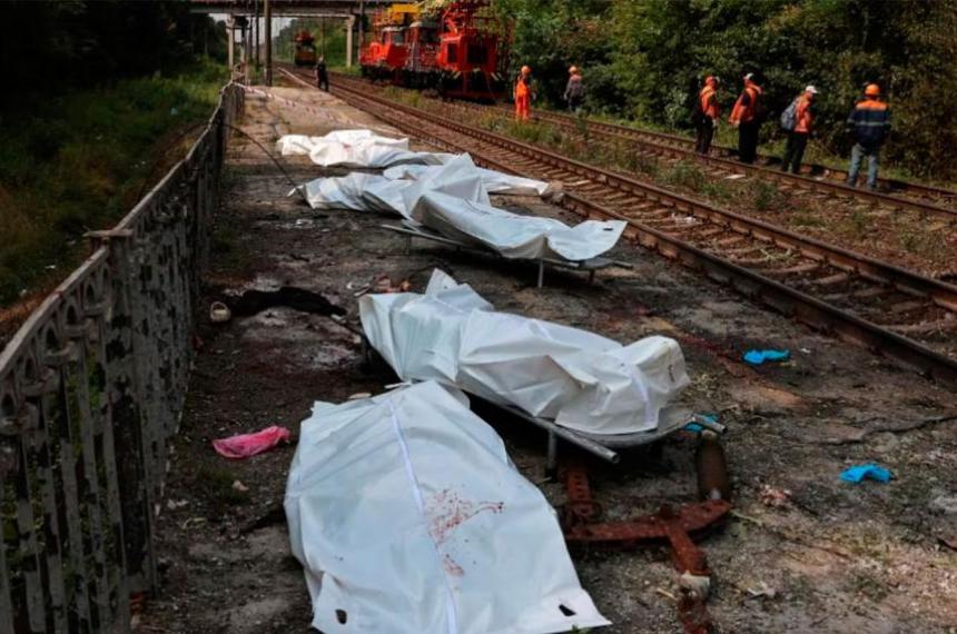 Equipos de emergencia trabajaron durante toda la madrugada en Kiev tras el ataque ruso que dejó al menos 17 muertos y m�s de 40 heridos