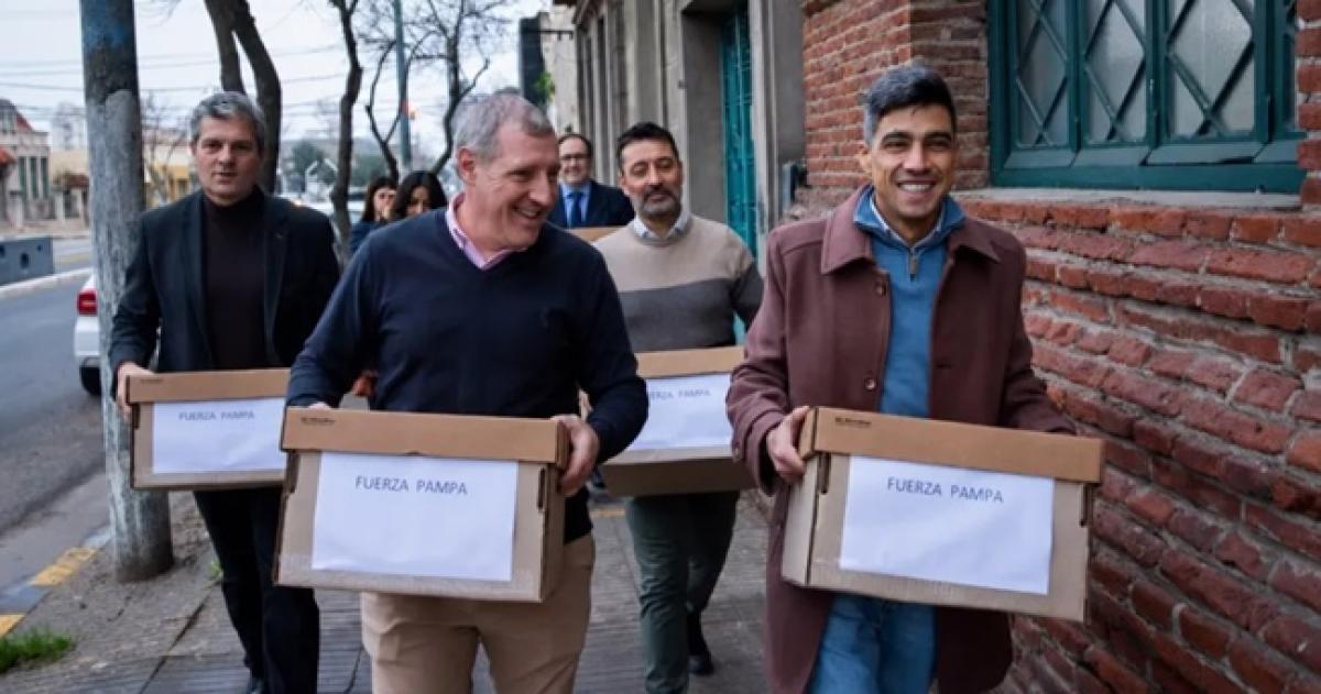 La semana pasada los representantes de Fuerza Pampa entregaron fichas de afiliación en el Tribunal Electoral