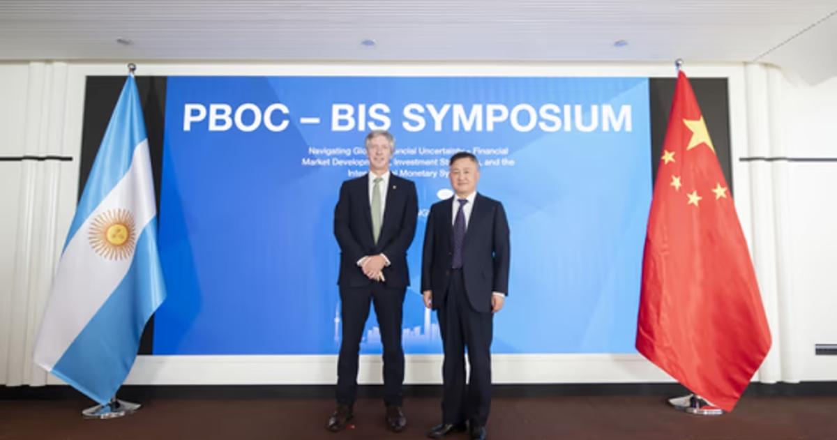 Santiago Bausili junto a Pan Gongsheng