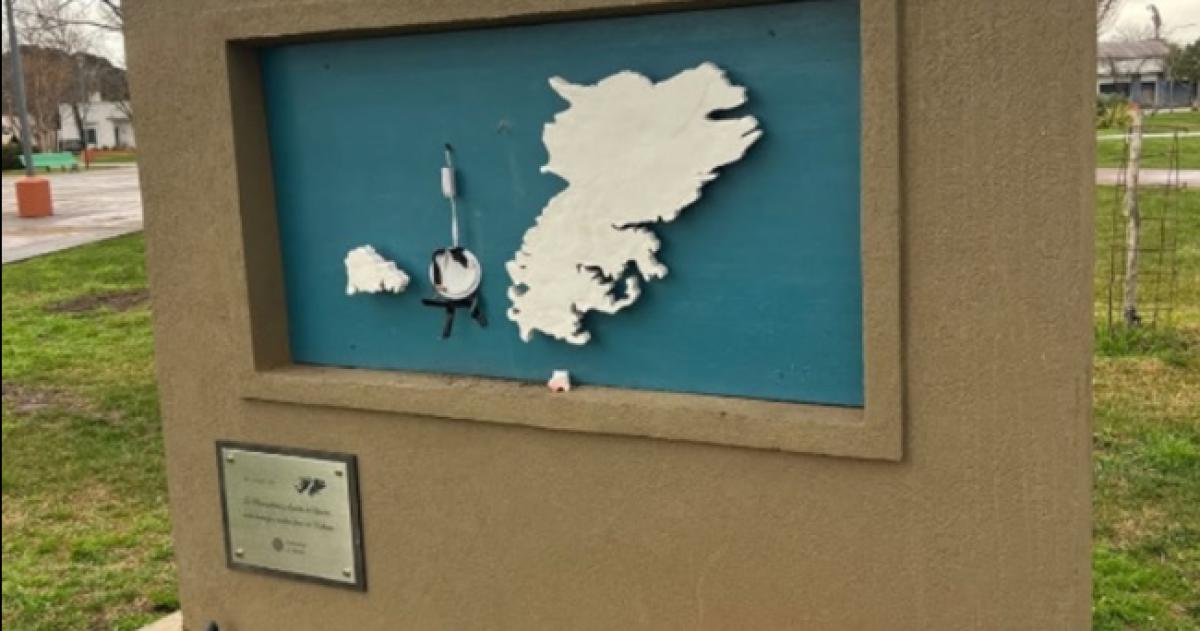 El monumento se encuentra en la plaza central