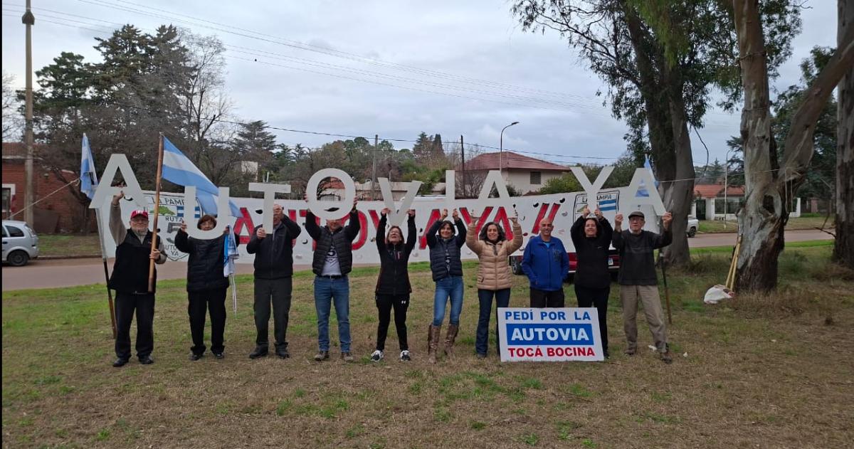 Como cada cinco de mes el grupo Autovía 5 se reunió a las 5 de la tarde a la vera de la ruta 5