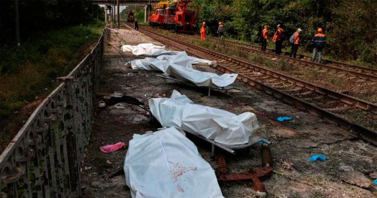 Equipos de emergencia trabajaron durante toda la madrugada en Kiev tras el ataque ruso que dejó al menos 17 muertos y m�s de 40 heridos