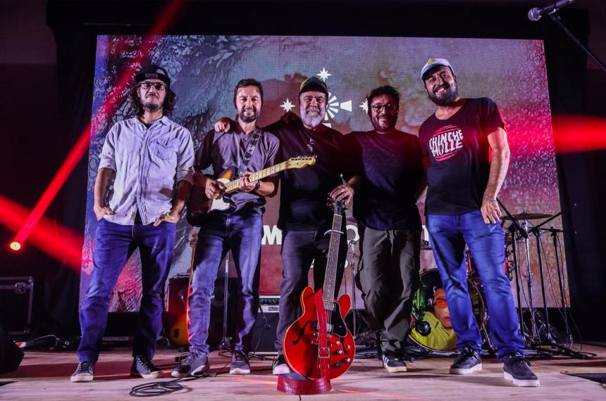 El disco contiene cinco canciones- Árbol Anguil Ella dormida Hoy no pasaron y La ciudad