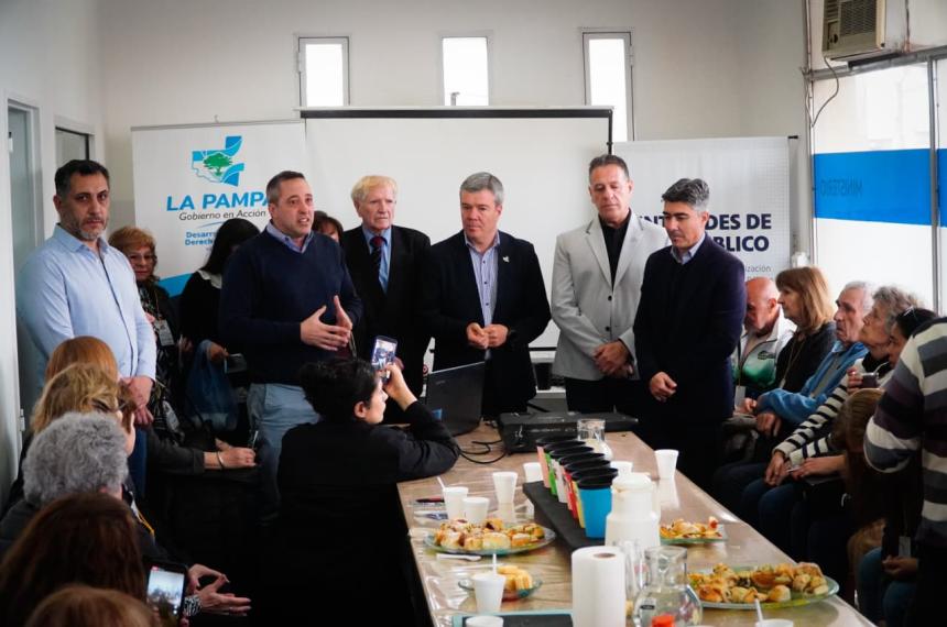 Autoridades provinciales presentes en el taller
