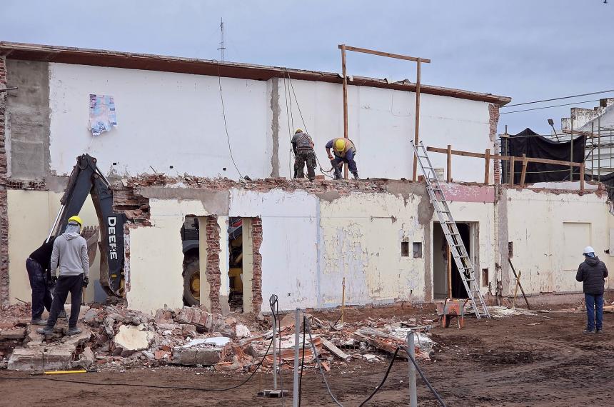 A la vuelta sobre la calle Ra�l B Díaz IACO terminó los trabajos de demolición de los restos de las antigua oficinas de la cooperativa
