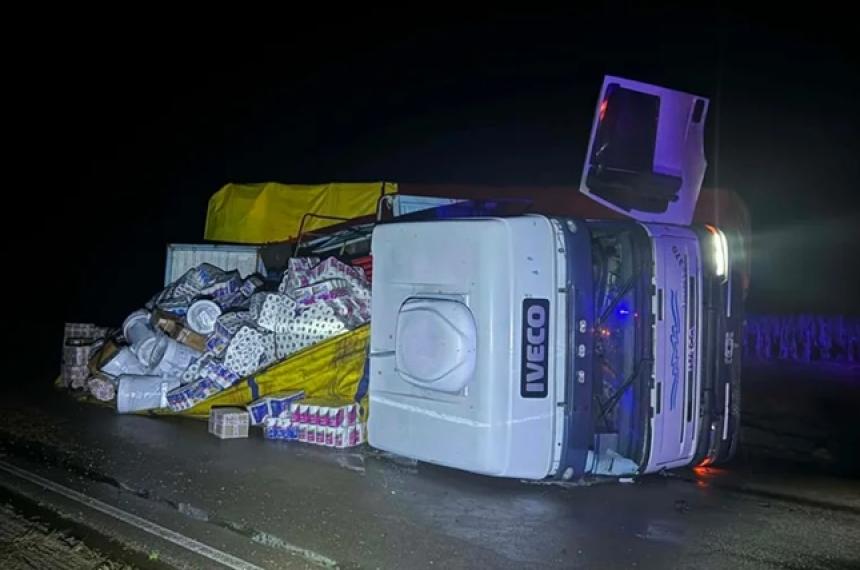 La carga del camión quedó desparramada sobre la ruta