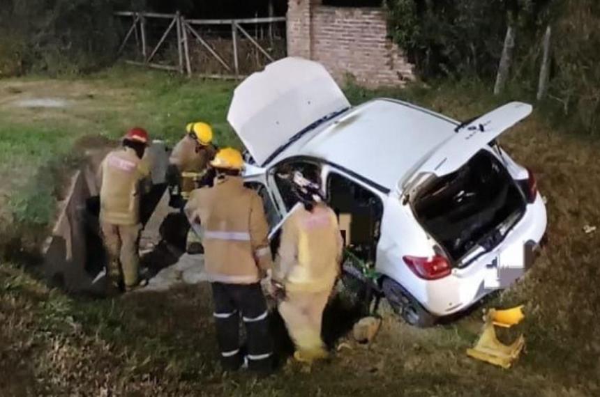 El auto a un costado de la ruta El conductor dijo que explotó el celular y desató el incendio que después provocó las quemaduras a su esposa