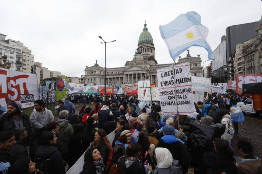 Organizaciones sociales gremiales y políticas marchan en contra de la Ley de Tierras