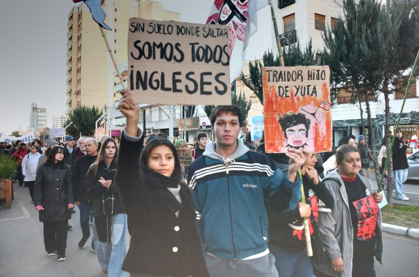 La movilización de este jueves por la tarde en el centro santarroseño con mucho ingenio en los carteles