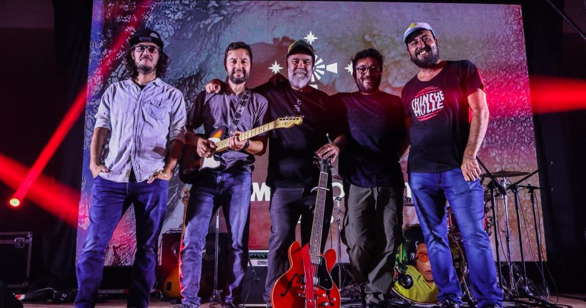 El disco contiene cinco canciones- Árbol Anguil Ella dormida Hoy no pasaron y La ciudad
