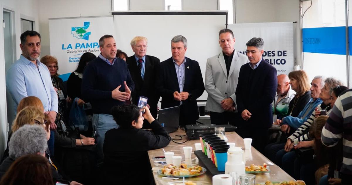 Autoridades provinciales presentes en el taller