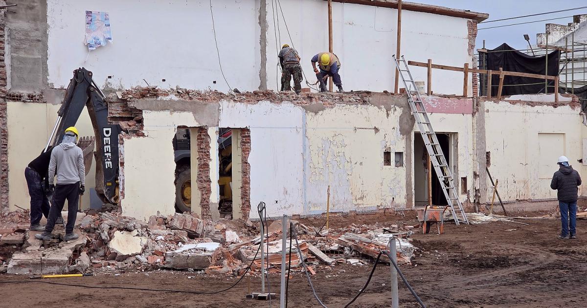 A la vuelta sobre la calle Ra�l B Díaz IACO terminó los trabajos de demolición de los restos de las antigua oficinas de la cooperativa
