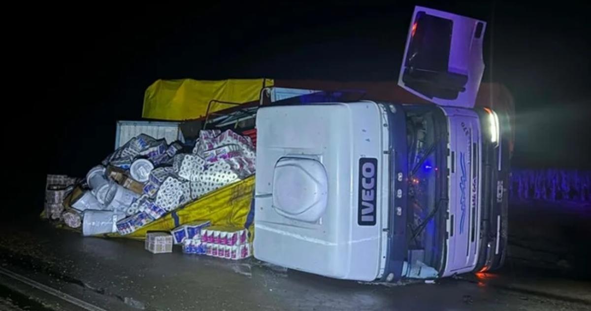 La carga del camión quedó desparramada sobre la ruta