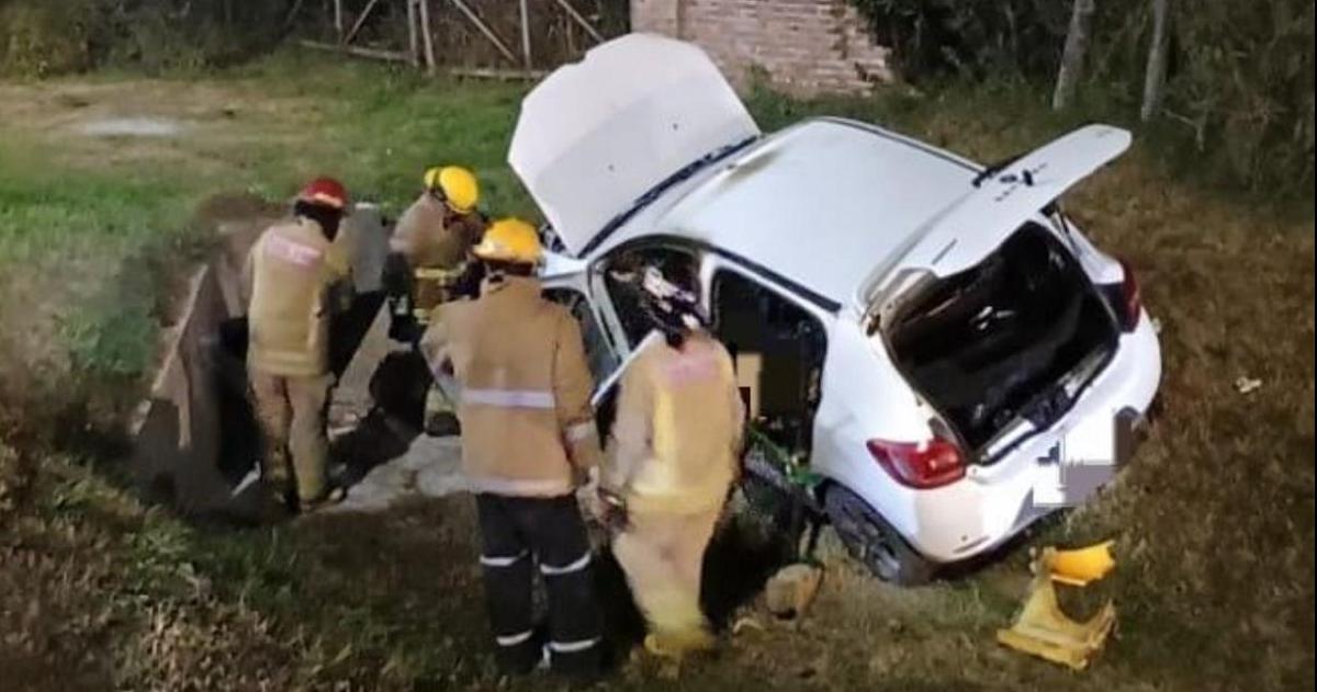 El auto a un costado de la ruta El conductor dijo que explotó el celular y desató el incendio que después provocó las quemaduras a su esposa