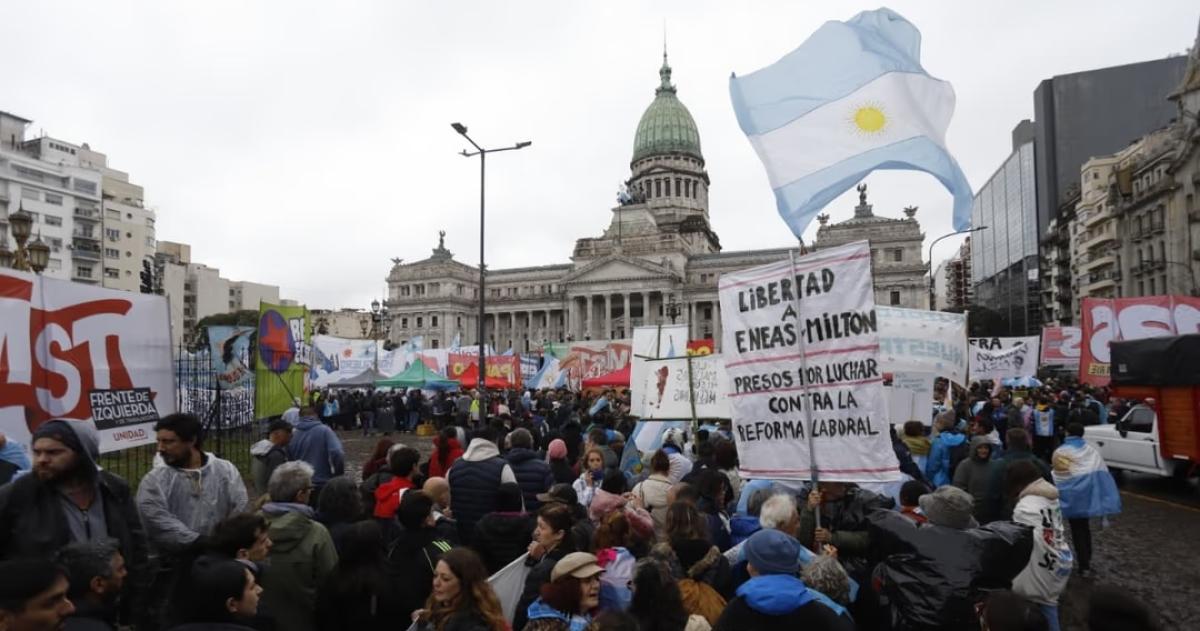 Organizaciones sociales gremiales y políticas marchan en contra de la Ley de Tierras