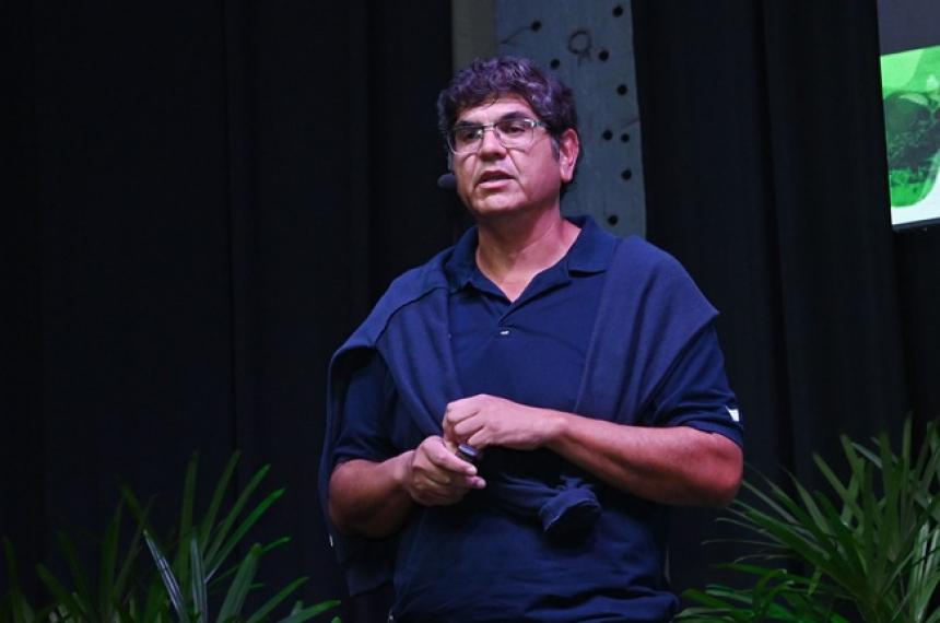 El Ingeniero Agrónomo especialista en suelos Cristian Álvarez