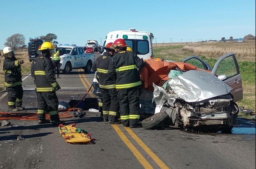 Bomberos trabajaron para rescatar al automovilista