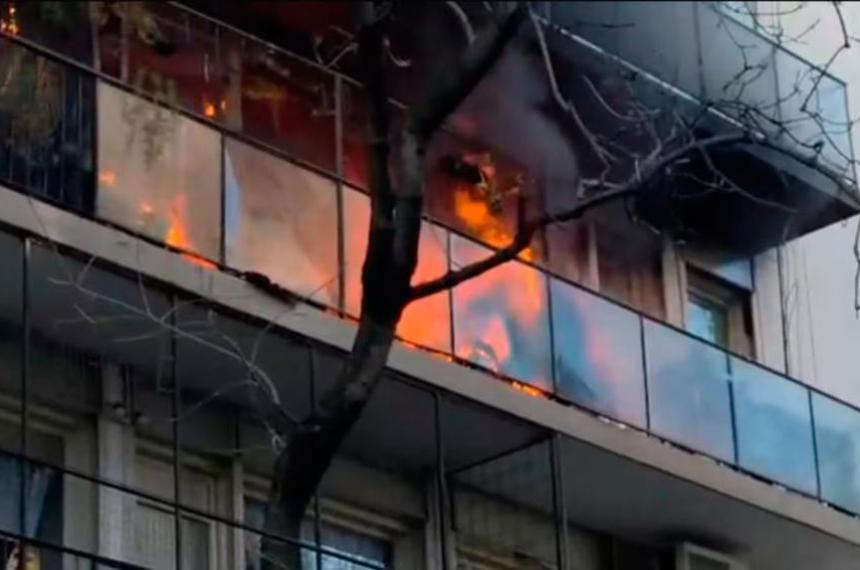 Bomberos de la Ciudad controlaron un incendio en un edificio ubicado a pocos metros de la vivienda donde Cristina Kirchner cumple prisión domiciliaria dos personas fueron hospitalizadas por inhalación de humo
