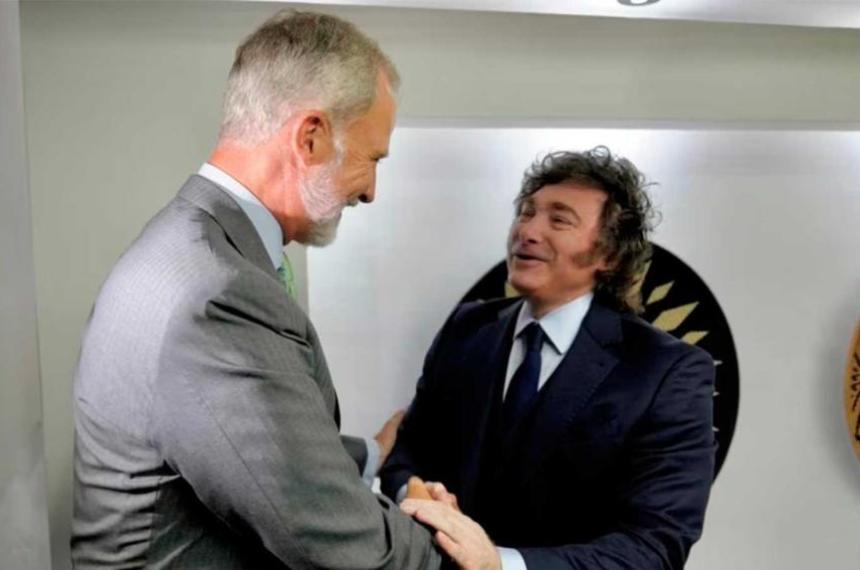 Javier Milei y el rey Felipe VI compartieron un cordial saludo antes de la ceremonia de asunción de Abelardo de la Espriella como presidente de Colombia