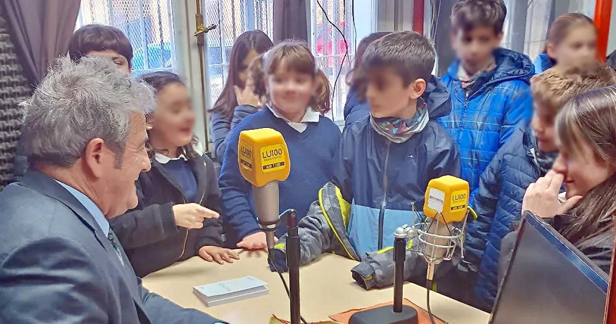 Acompañados por las docentes Micaela Seisdedos y Magalí S�nchez los estudiantes recorrieron las instalaciones de la emisora y pudieron observar cómo se produce un programa de radio