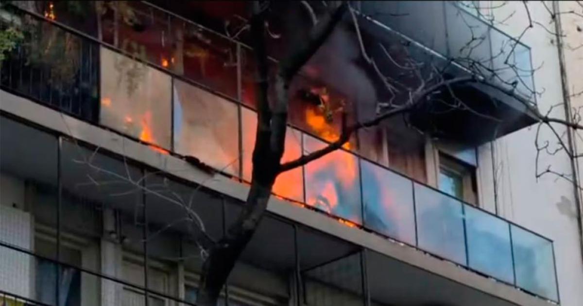 Bomberos de la Ciudad controlaron un incendio en un edificio ubicado a pocos metros de la vivienda donde Cristina Kirchner cumple prisión domiciliaria dos personas fueron hospitalizadas por inhalación de humo