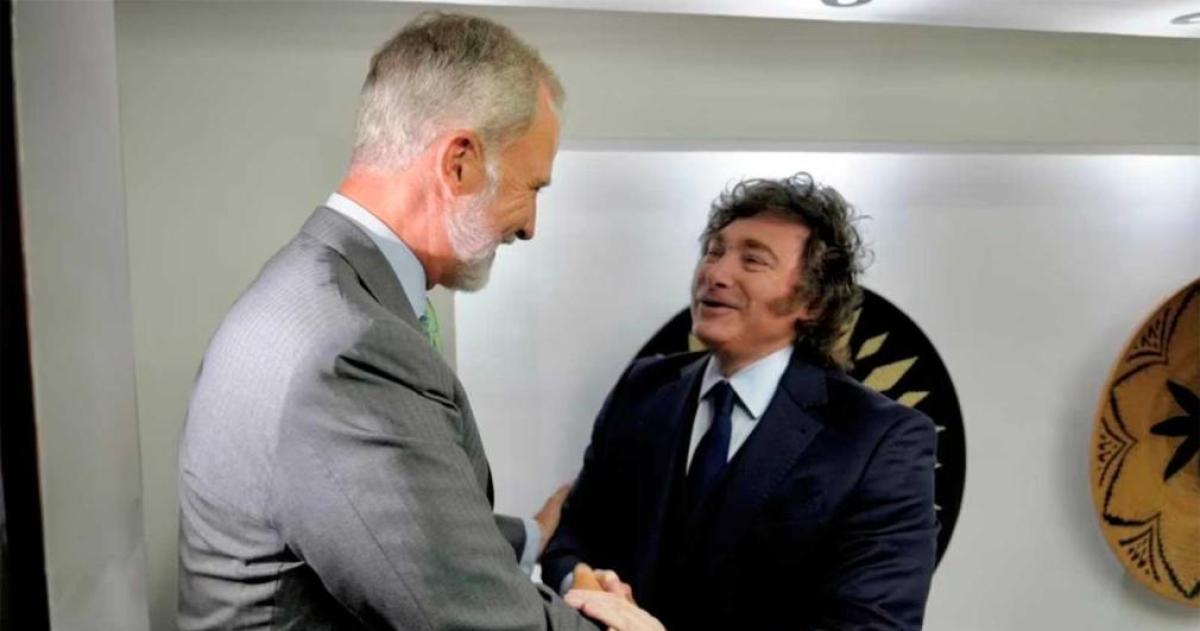 Javier Milei y el rey Felipe VI compartieron un cordial saludo antes de la ceremonia de asunción de Abelardo de la Espriella como presidente de Colombia