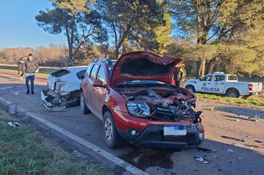 Una fila de autos detenidos fue embestida por un camión