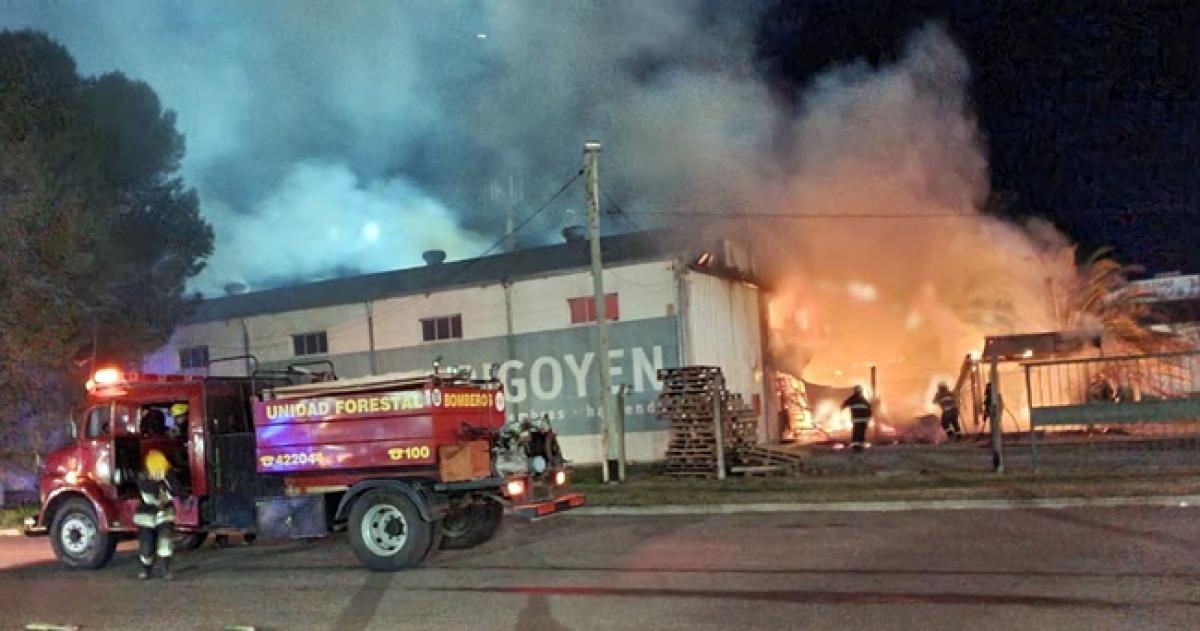 Cuatro dotaciones de bomberos trabajaron para contener el fuego