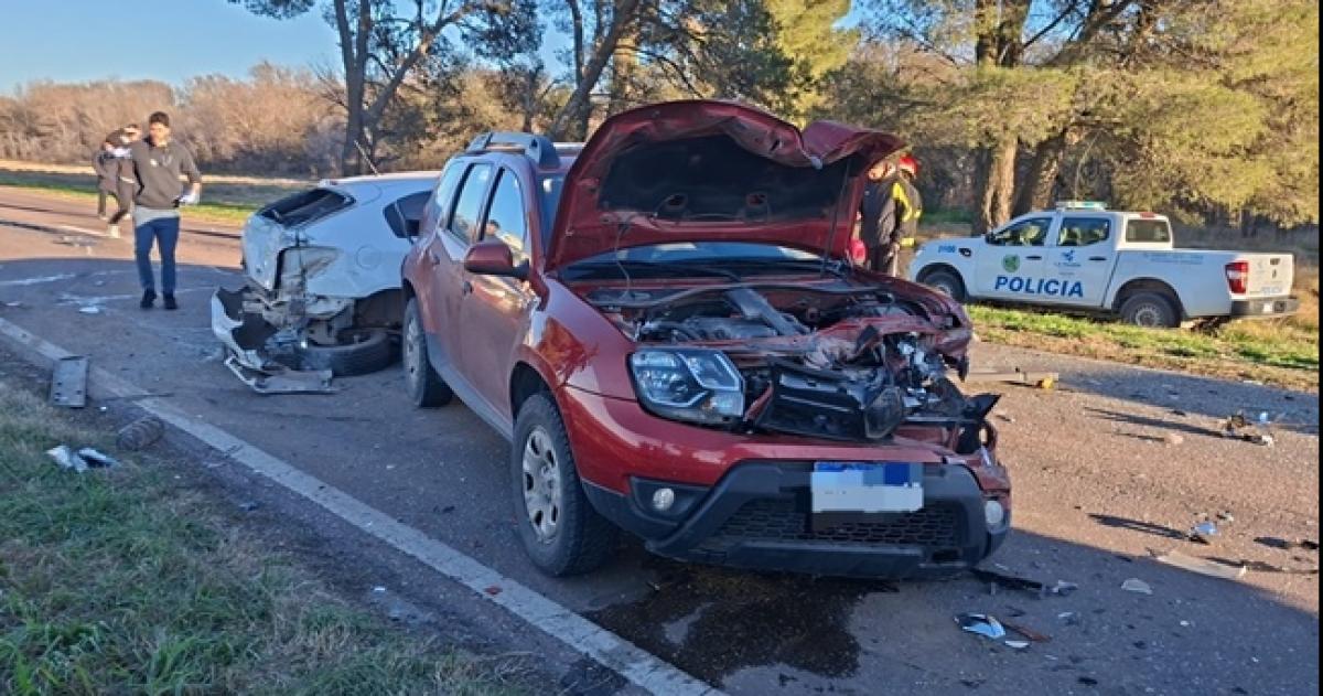 Una fila de autos detenidos fue embestida por un camión