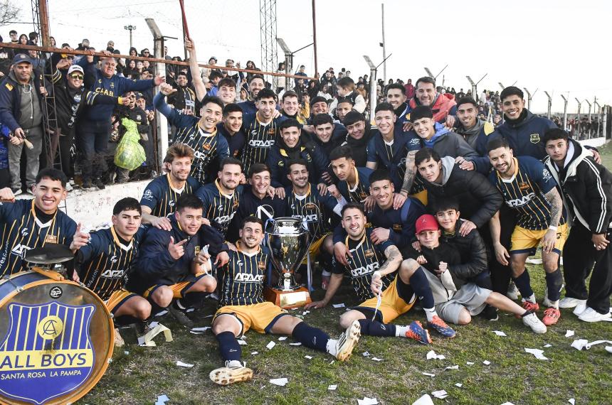 El festejo de los jugadores de All Boys con su gente