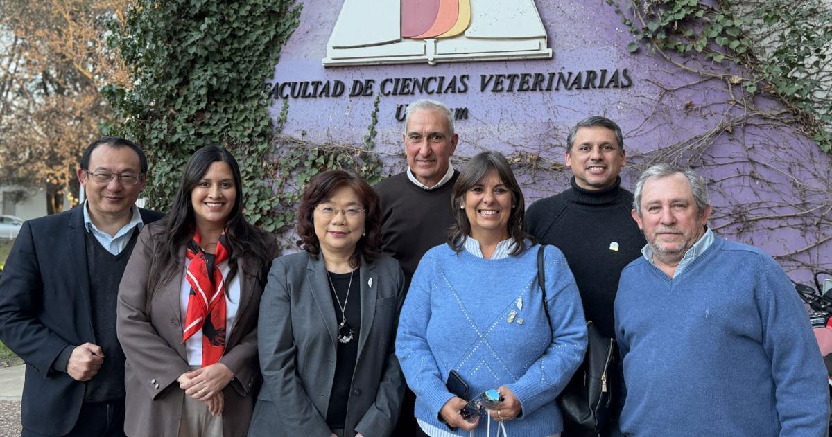 Viara y la embajadora de Taiw�n en la Facultad de Veterinaria