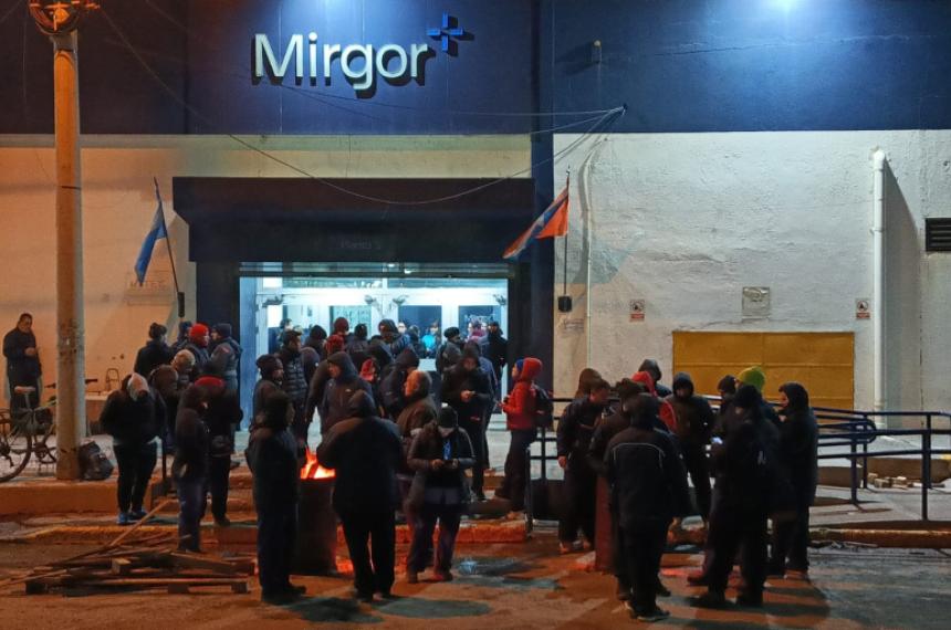 Los trabajadores despedidos no pudieron ingresar este lunes a la empresa