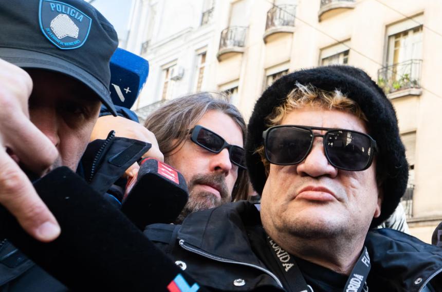 El ex líder de Viejas Locas llegó a los tribunales porteños para afrontar el juicio en su contra por el crimen de Cristian Díaz en julio de 2018