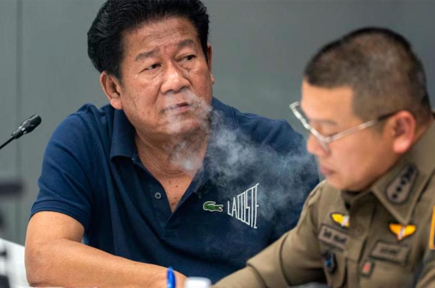 Chalong Riewrang exdiputado tailandés confesó telefónicamente y en plena transmisión televisiva haber matado a un funcionario en Nonthaburi tras una disputa por una millonaria deuda