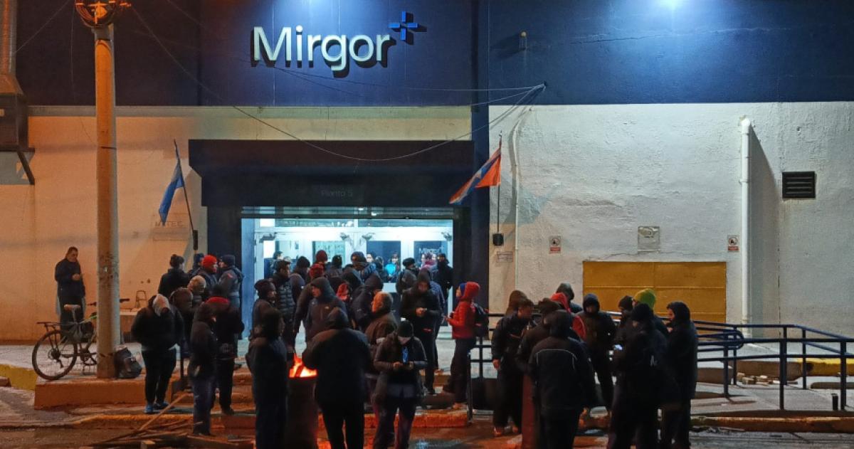 Los trabajadores despedidos no pudieron ingresar este lunes a la empresa