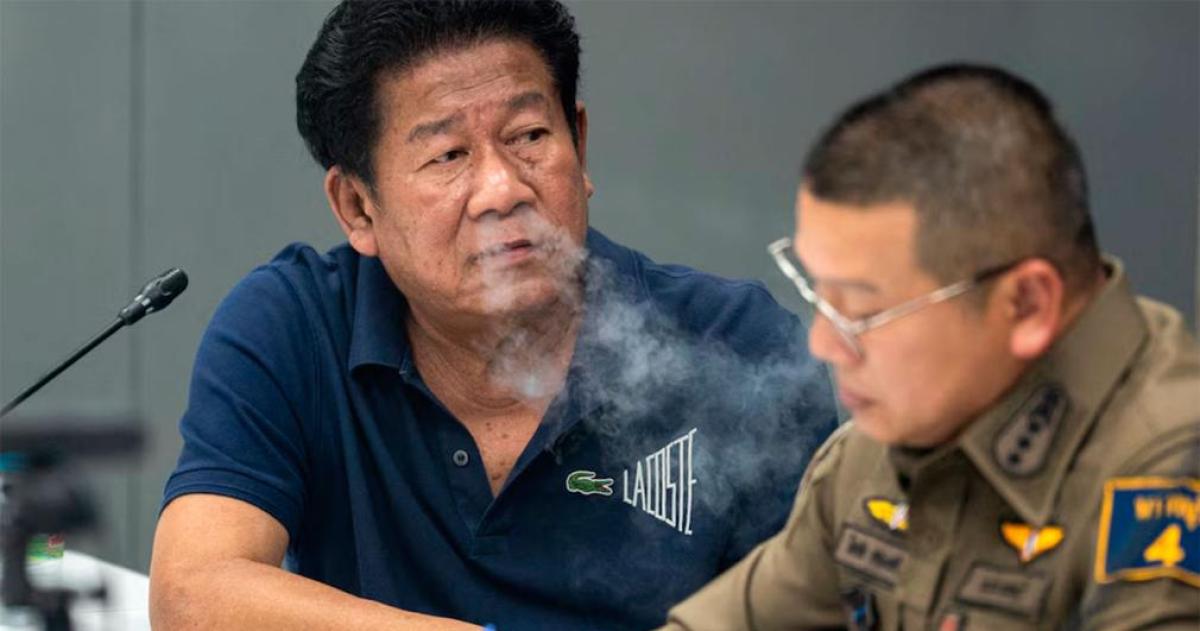 Chalong Riewrang exdiputado tailandés confesó telefónicamente y en plena transmisión televisiva haber matado a un funcionario en Nonthaburi tras una disputa por una millonaria deuda