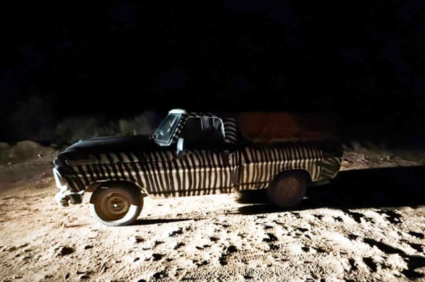 La camioneta F-100 fue interceptada en el camino vecinal El 15