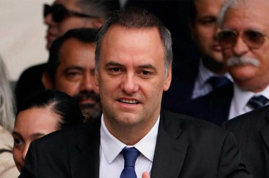Manuel Adorni quedó bajo la lupa de la Justicia en una investigación patrimonial que analiza pagos en efectivo propiedades viajes deudas y operaciones en dólares