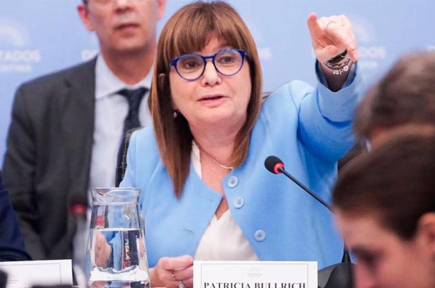 Gustavo Antonio Gauna fue fotografiado vestido de civil y portando un arma larga durante los incidentes frente al Congreso Patricia Bullrich negó mantener una relación personal con el comisario de la Policía Federal