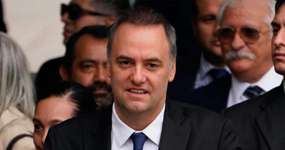 Manuel Adorni quedó bajo la lupa de la Justicia en una investigación patrimonial que analiza pagos en efectivo propiedades viajes deudas y operaciones en dólares