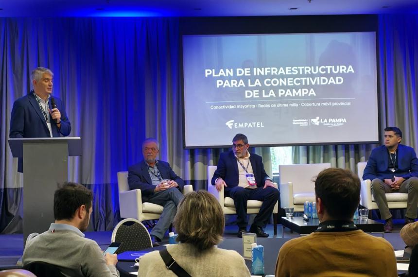 Andrés Zulueta durante su exposición en el encuentro federal